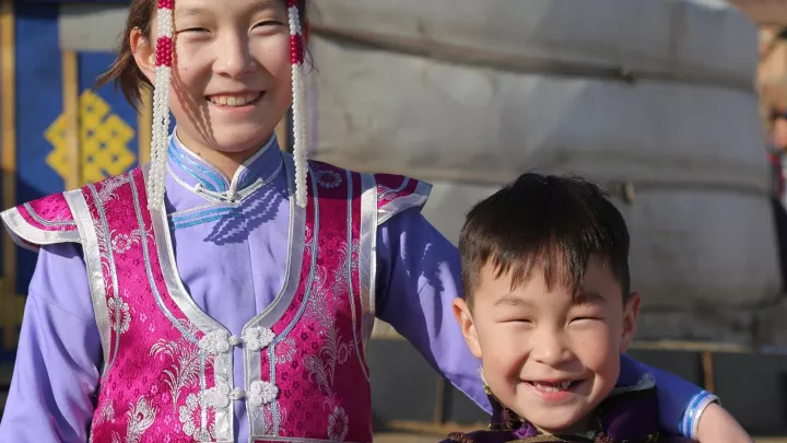 Kinder vor ihrem Haus