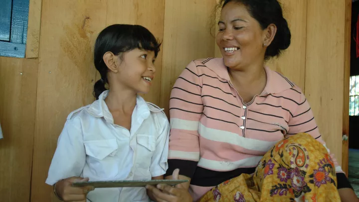 Mutter und Tochter lernen gemeinsam 