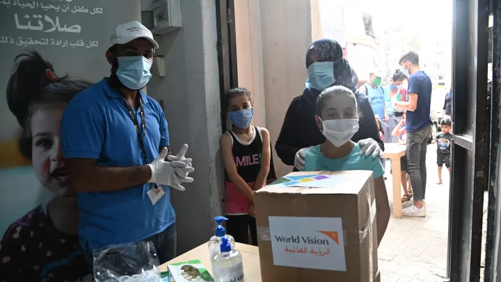 World Vision verteilt Essenspakete in einem Vorort von Beirut