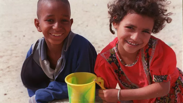 Kinder in Mauretanien mit einem Trinkbecher