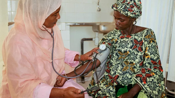 hebamme und Schwangere  in Mauretanien bei einer Vorsorgeuntersuchung