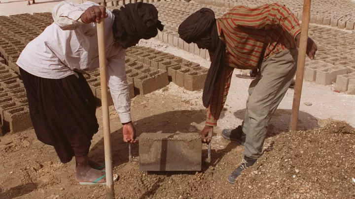 Männer bei der Herstellung von Ziegelsteinen