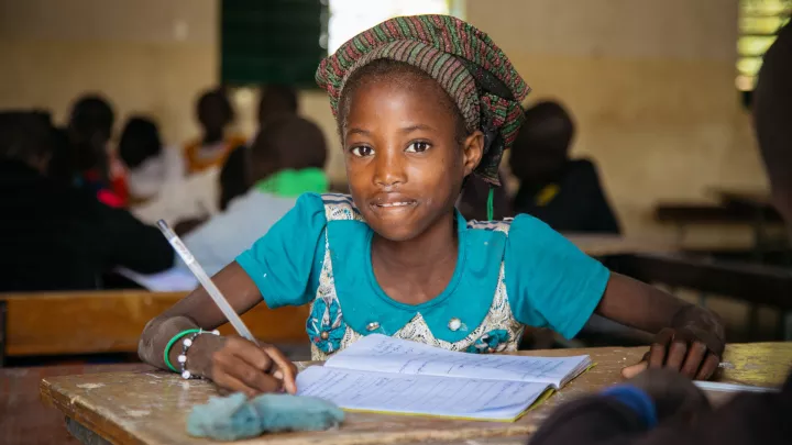 Eine Schülerin lernt in einem Klassenzimmer im Senegal.