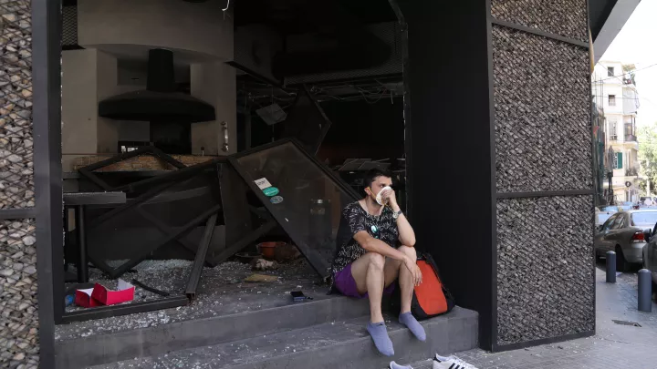 Verletzte Person im Eingang eines von der Explosion beschädigten Hauses in Beirut