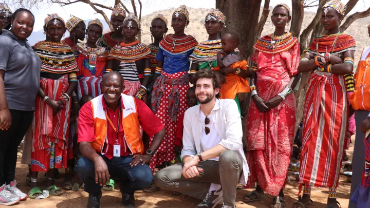 Musiker Alvaro Soler zu Besuch bei einem World Vision-Projekt in Kenia