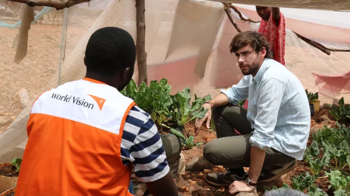 World Vision-Mitarbeiter Alex erklärt den Gemüseanbau vor Ort