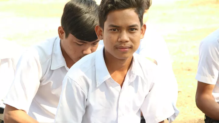 Jugendliche sitzen zusammen