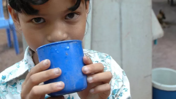 Kind trinkt sauberes Wasser