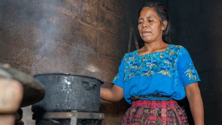 Gustavos Mutter Tomasa macht Tortillas.