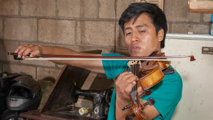 Gustavo aus Guatemala übt zuhause Viola.