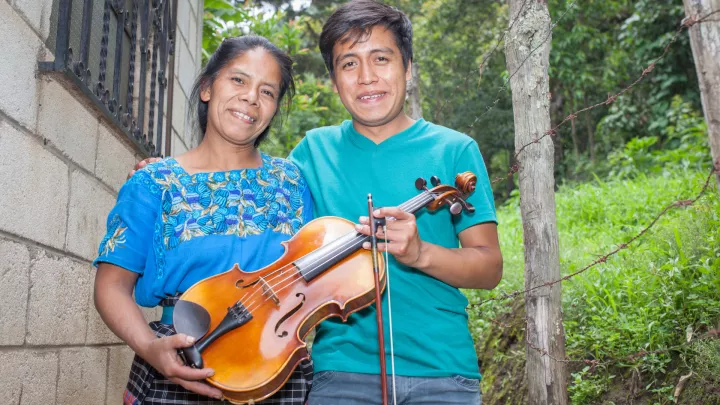 Gustavo aus Guatemala mit seiner Mutter Tomasa