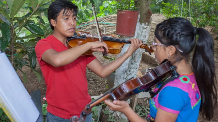Gustavo aus Guatemala übt mit einer Schülerin