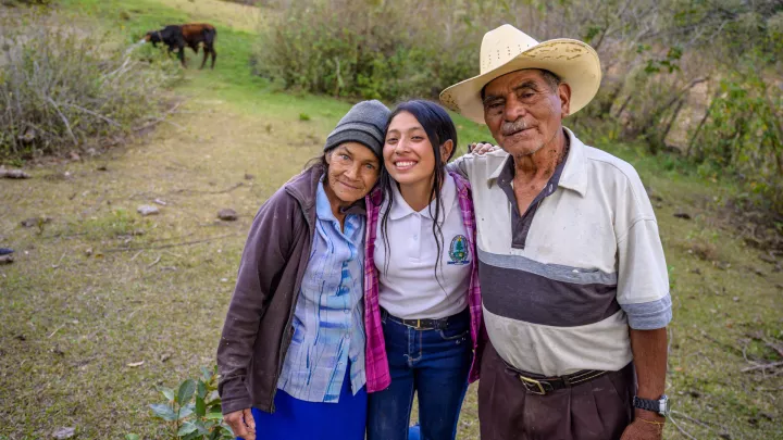 Patenkind Nahomy aus Honduras mit ihren Großeltern