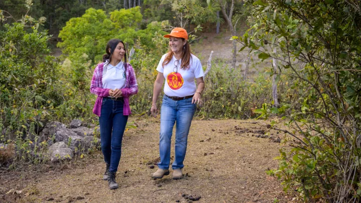 Patenkind Nahomy aus Honduras unterhält sich mit World Vision-Mitarbeiterin Elda