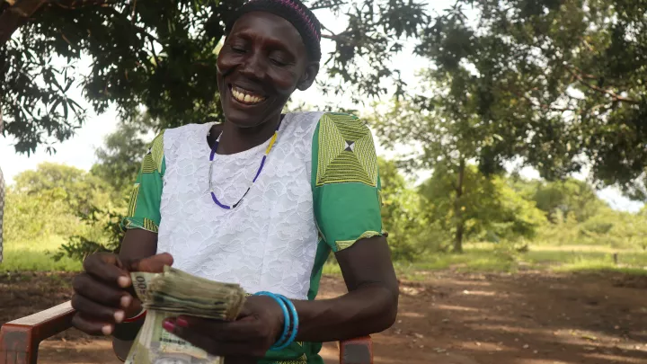 Dank einer Spargruppe können Akech und die anderen Frauen ihr Unternehmen weiter entwickeln.