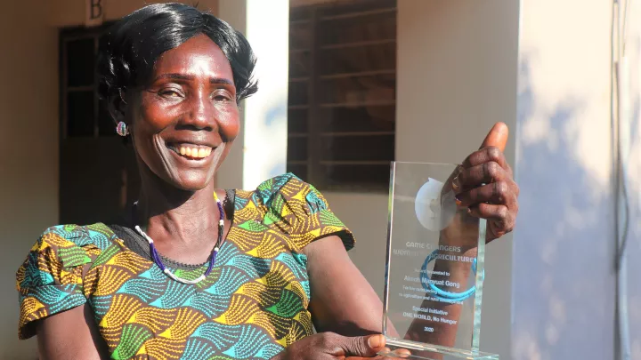 Akech Manyuat Dong zeigt die Trophäe des Game Changer Awards