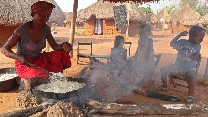 Maries Kinder sind gespannt auf das Essen.