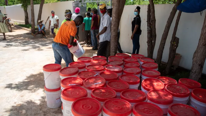Eimer mit Hygieneartikeln in Haiti