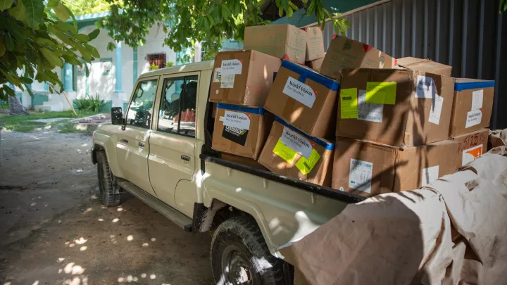 Lastwagen mit World Vision-Hilfsmitteln für ein Krankenhaus in Haiti