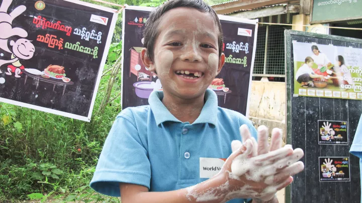 Junge in Myanmar wäscht sich die Hände
