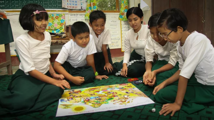 Kinder in Myanmar lernen in der Schule, wie man sich im Katastrophenfall verhält.