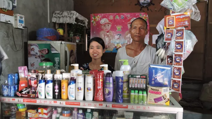 Ladenbesitzer in Myanmar mit seiner Frau