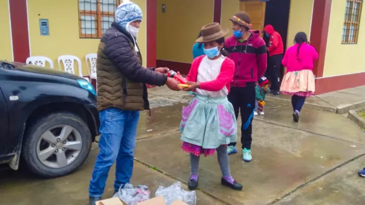 Erstversorgung mit Wasser und Nahrung an Familien in Paucara, Peru