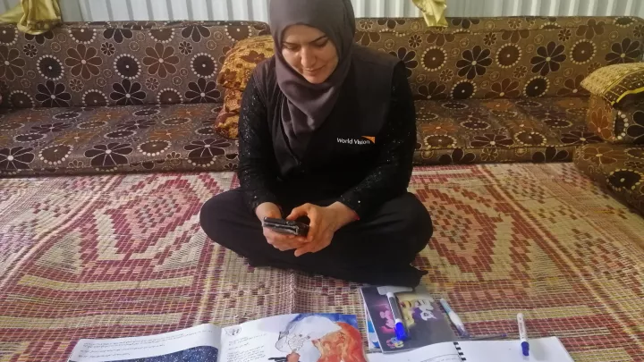 Fatima fotografiert Lernmaterial