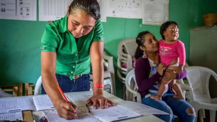 Gesundheitshelferin Carmen aus Honduras schreibt die Daten des Check-ups sorgfältig auf. 