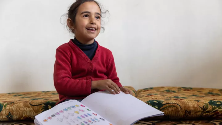 Fawzia (6) bekommt immer glänzende Augen, wenn sie über die Schule spricht. Sie möchte Zahnärztin werden. 
