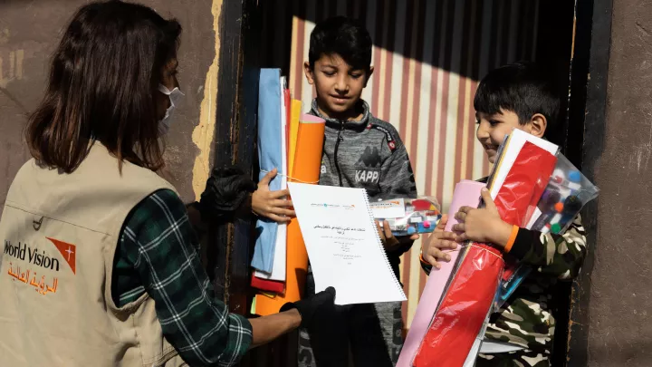 Khaled und Adnan freuen sich über jedes Paket mit Lern-und Bastelmaterial im Lockdown, das sie durch World Vision-Mitarbeiter  im Libanon bekommen. Foto: Marc Aj