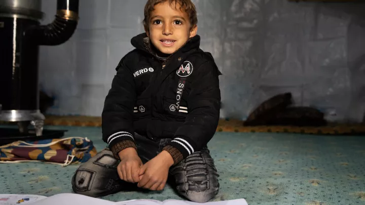 Der 6jährige Mouawiya nimmt auch gerne am Fernunterricht teil. "Ich kann schon zählen und kenne die Wochentage in Englisch", sagt er stolz. "Gabe es dieses Hilsprogramm nicht, hätte er wahrscheinlich gar keine Bildung bekommen", sagt seine Mutter Majida, die dankbar für diese Chance ist.