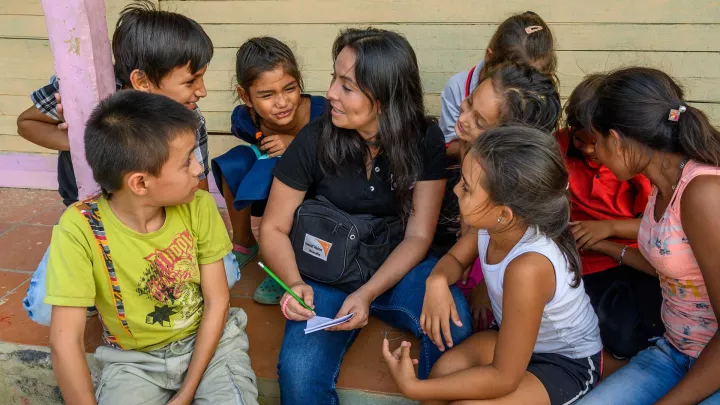 Mayerly Sánchez Clavijo im Gespräch mit geflüchteten Kindern aus Venezuela