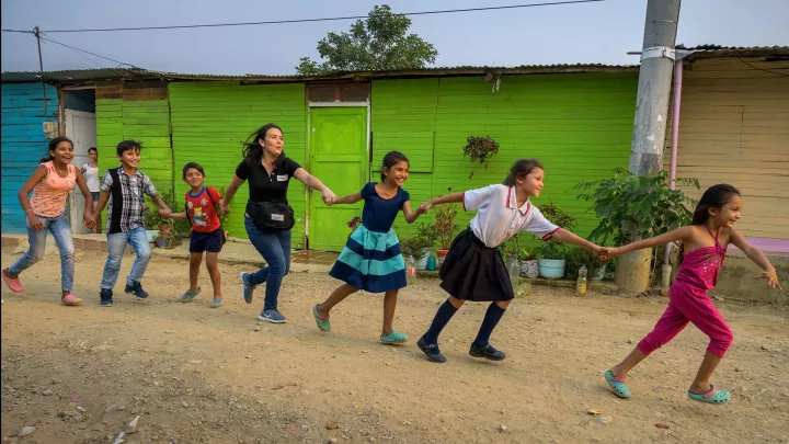 Mayerly Sánchez im Spiel mit geflüchteten Kindern in Kolumbien. 