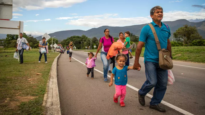 Geflüchtete Familien aus Venezuela auf dem Fußmarsch durch die Grenzregion in Kolumbien