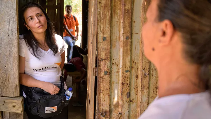 World Vision-Mitarbeiterin in Kolumbien im Gespräch mit einer geflüchteten Venezolanerin. Foto: John Warren / World Vision
