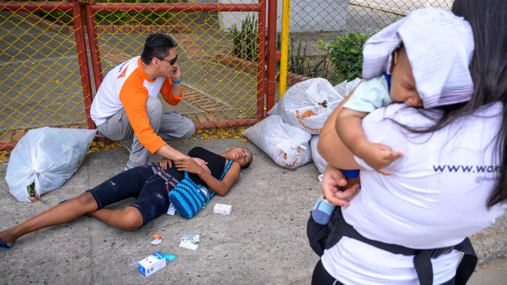 Erste Hilfe für eine bewusstlose Mutter aus Venezuela