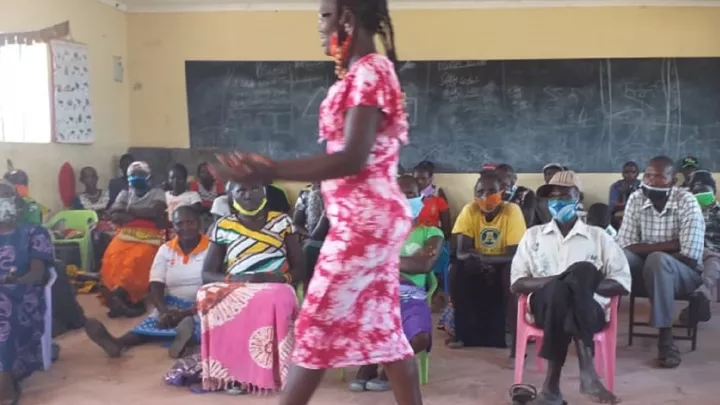 Eltern bei einem Workshop zur Aufklärungen der Gefahren von Beschneidungen