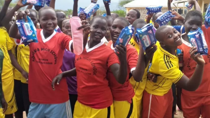 Mädchen halten stolz Binden in die Kamera