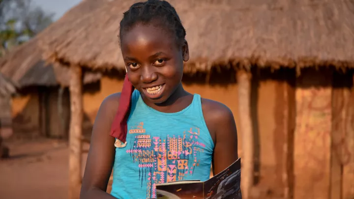 Patenkind Precious aus Sambia mit ihrer Geburtstagskarte