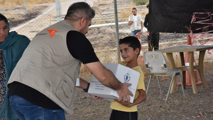 Lebensmittelvergabe in einem Flüchtlingslager im  Irak