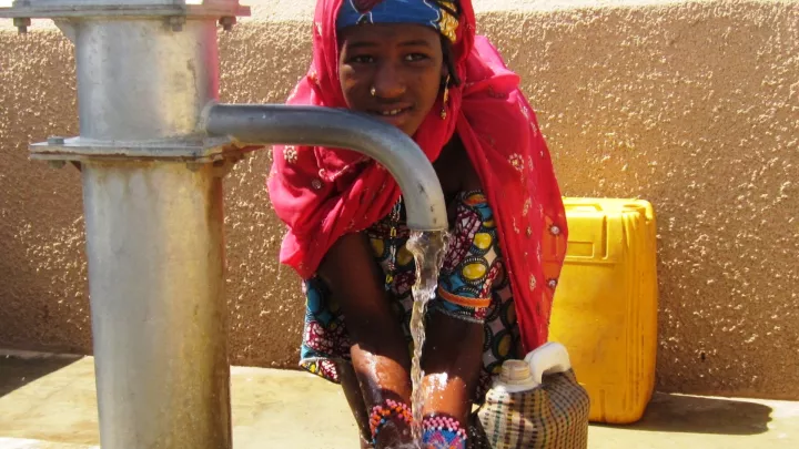 Mädchen am Brunnen in Niger