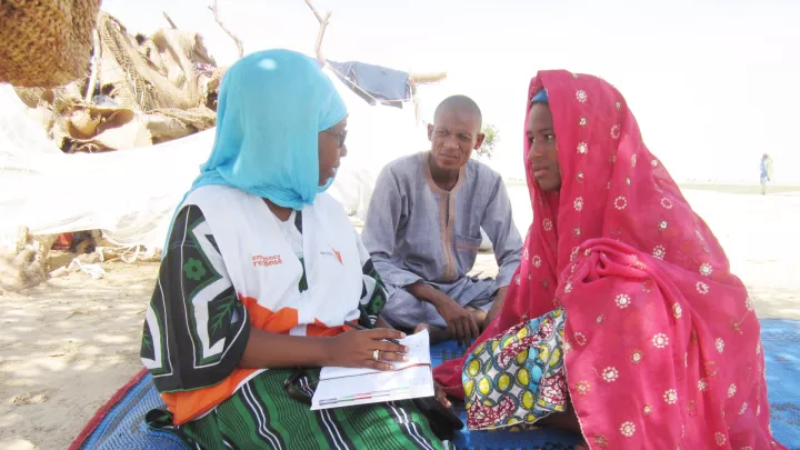 World Vision-Mitarbeiterin in Niger im Gespräch mit Hilfesuchenden 