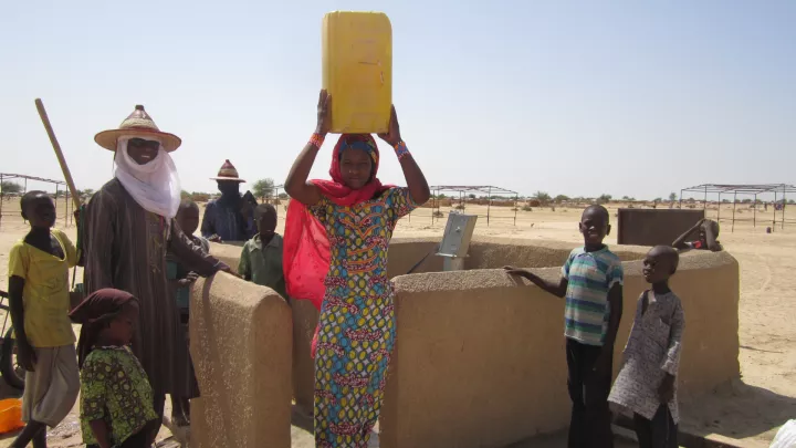 Menschen an einem Brunnen in Niger