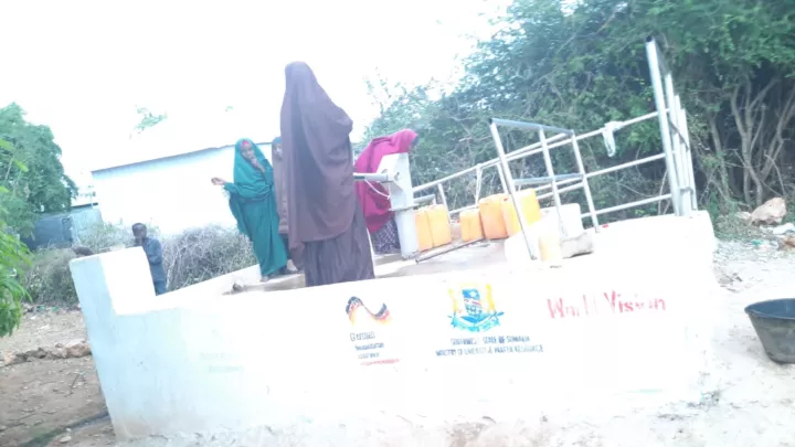 Frauen holen an einem sanierten Brunnen in Somalia Wasser.