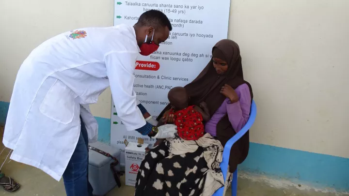 Krankenpfleger mit Patientin in einem Gesundheitszentrum in Somalia