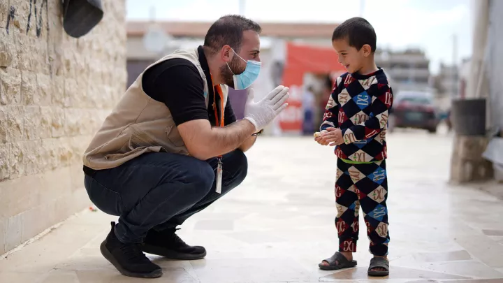 Ein wenig Zuwendung zaubert ein Lächeln in das Kindergesicht