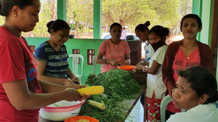 Die Eltern lernen in einem Kochkurs, nahrhafte Mahlzeiten für ihre Kinder zuzubereiten. 