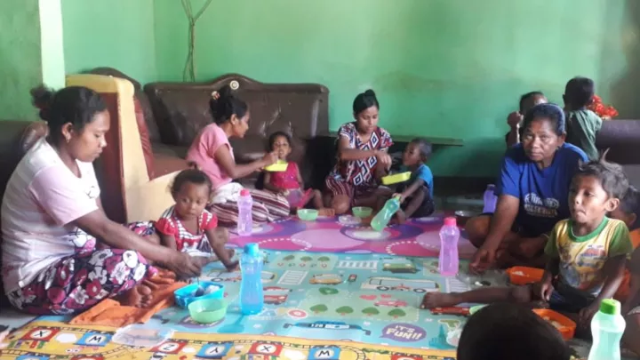 Nach dem Kochkurs essen die Eltern mit ihren Kindern gemeinsam. 