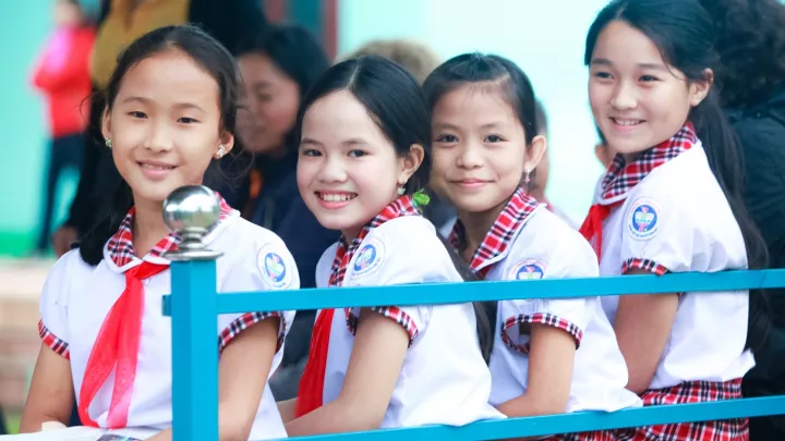 Vier Mädchen lachen in die Kamera